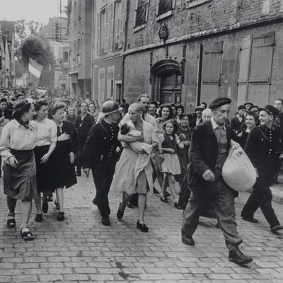 Simone Touseau, avec son bébé, le 16 août 1944 dans les rues de Chartres après avoir été tondue