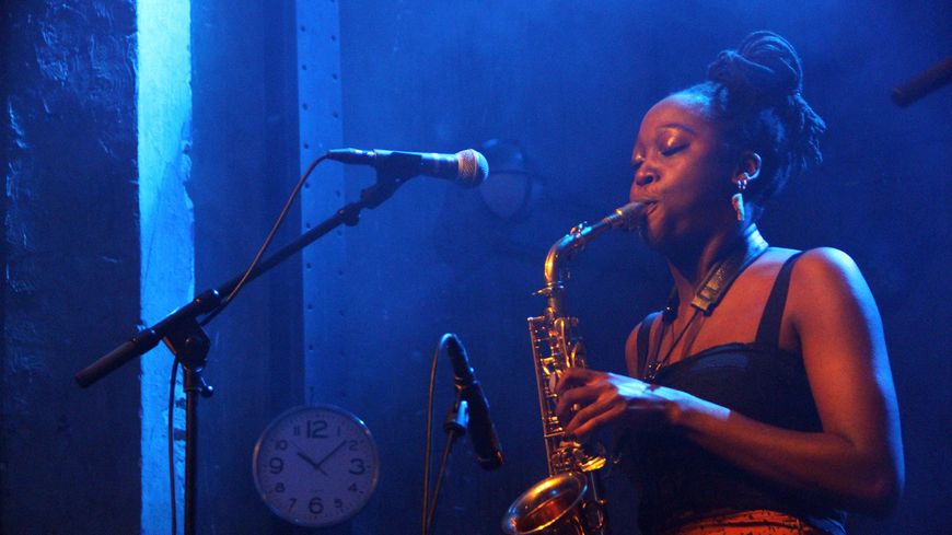 Cassie Kinoshi, saxo vingtenaire de Kokoroko à Groningue le 16 janvier 2019 | Ghislain Chantepie