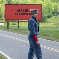 Mildred Hayes, interprétée par Frances McDormand, devant les panneaux publicitaires qu'elle a loués pour demander justice pour sa fille assassinée