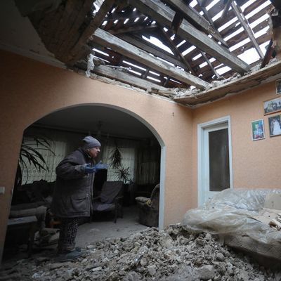 Dans le village sous contrôle ukrainien de Stanytsia Luhanska, une maison ravagée par un bombardement le 18 février 2022.