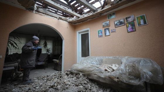 Dans le village sous contrôle ukrainien de Stanytsia Luhanska, une maison ravagée par un bombardement le 18 février 2022. ©AFP - Aleksey Filippov