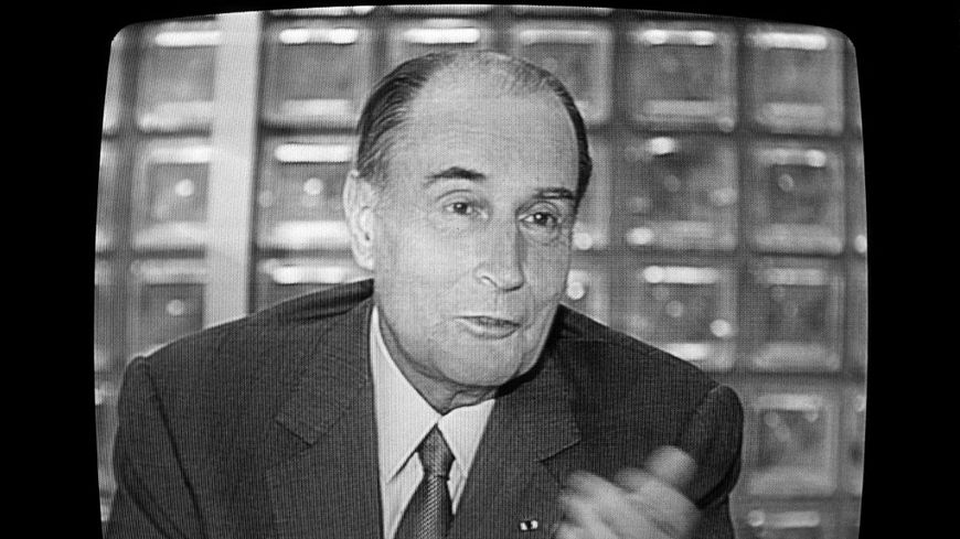 François Mitterrand annonce sa candidature à la présidentielle sur le plateau d'Antenne 2 le 22 mars 1988.