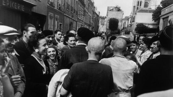 Simone Touseau et sa mère, toutes les deux tondues, dans les rues de Chartres le 16 août 1944 - Robert Capa © International Center of Photography
