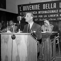 Raymond Aron, le 14 septembre 1955 à Milan, lors d'une conférence sur le thème de "L'avenir de la liberté".