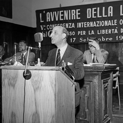 Raymond Aron, le 14 septembre 1955 à Milan, lors d'une conférence sur le thème de "L'avenir de la liberté".