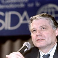 Luc Montagnier, virologue français de l'Institut Pasteur, répond aux questions des journalistes lors de la 5e Conférence internationale sur le sida, le 09 juin 1989 à Montréal.