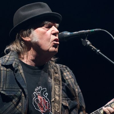 Neil Young sur scène au Québec le 6 juillet 2018.