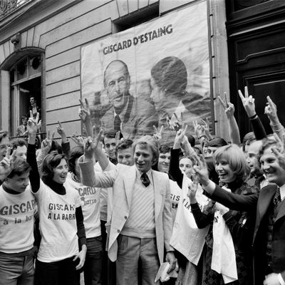 Johnny Hallyday avec de jeunes supporters devant le siège de Valéry Giscard d'Estaing à Paris.
