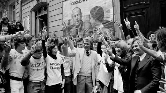 Johnny Hallyday avec de jeunes supporters devant le siège de Valéry Giscard d'Estaing à Paris. ©Getty - Alain MINGAM/Gamma-Rapho via Getty Images
