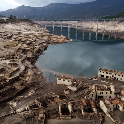 Vue aérienne du village d'Aceredo, englouti en 1992 et qui réapparaît à cause de la sécheresse