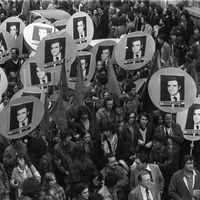 Des militants de gauche défilent derrière le cercueil de Pierre Goldman, le 27 septembre 1979