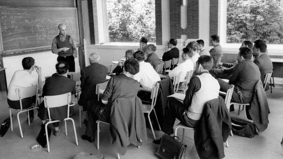 Alexandre Grothendieck, lors d'une conférence à Bures-sur-Yvette, dans les années 60. ©AFP - Institut des Hautes Etudes Scientifiques