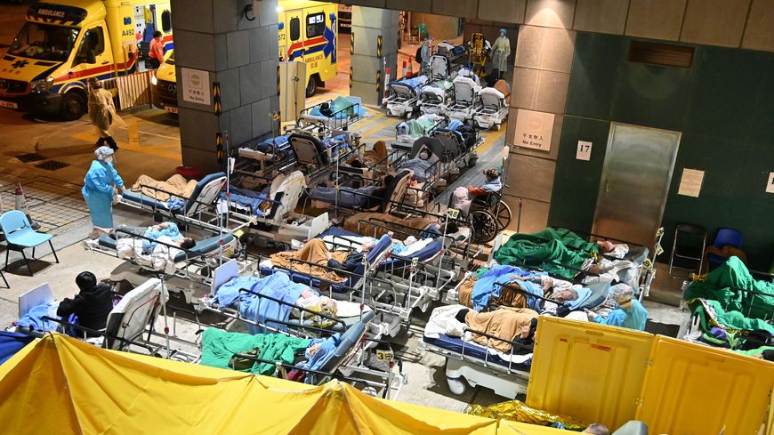 Sous tous les angles, le constat est le même : le centre médical de Caritas à Hong Kong est débordé le 16 février 2022.