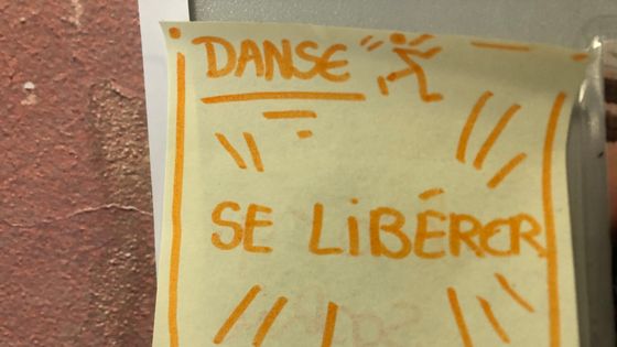Avec l'association l'Envol, à Béthune, 11 jeunes désinsérés apprennent à faire partie de la société grâce au chant, la danse et le théâtre. ©Radio France - Lise Verbeke