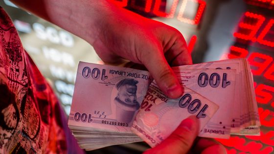 Des billets en lires turques comptés dans un bureau de change à Istanbul le 8 aout 2018. ©AFP - Yasin Akgul