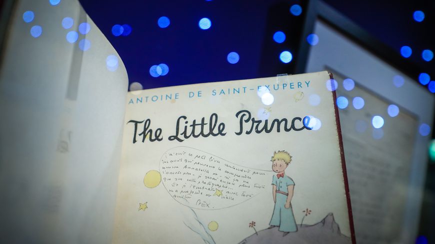 Ecrit à New York, le chef d'œuvre d’Antoine de Saint-Exupéry a d’abord été publié aux Etats-Unis, en 1943. Photographie d’une édition dédicacée par l’auteur, dans l’exposition “A la rencontre du Petit Prince” au musée des Arts décoratifs de Paris.