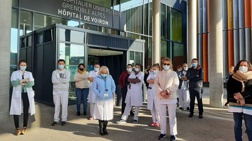 Les soignants devant le CHU de Voiron.