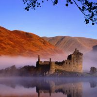 Kilchurn Castle date de 1440, propriété des Campbells jusqu'en 1746