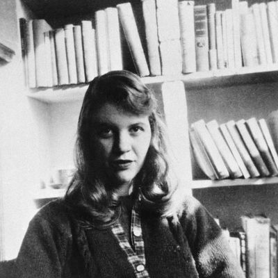 Sylvia Plath devant sa bibliothèque