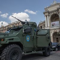 Un Char de l'armée ukrainienne devant l'Opéra de Kiev