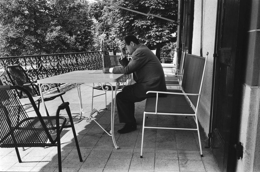 Krim Belkacem, à la tête de la délégation algérienne lors des négociations des accords d'Evian, lisant un journal dans la villa de Bois d'Avault, en 1961.