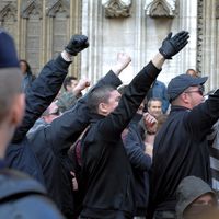 Des hommes font le salut nazi derrière des policiers, face à des manifestants contre l’homophobie, à Lyon en 2010.