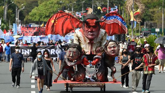 Manifestants traînant une effigie du Président Rodrigo Duterte à Manille le 10 décembre 2021. ©AFP - TED ALJIBE