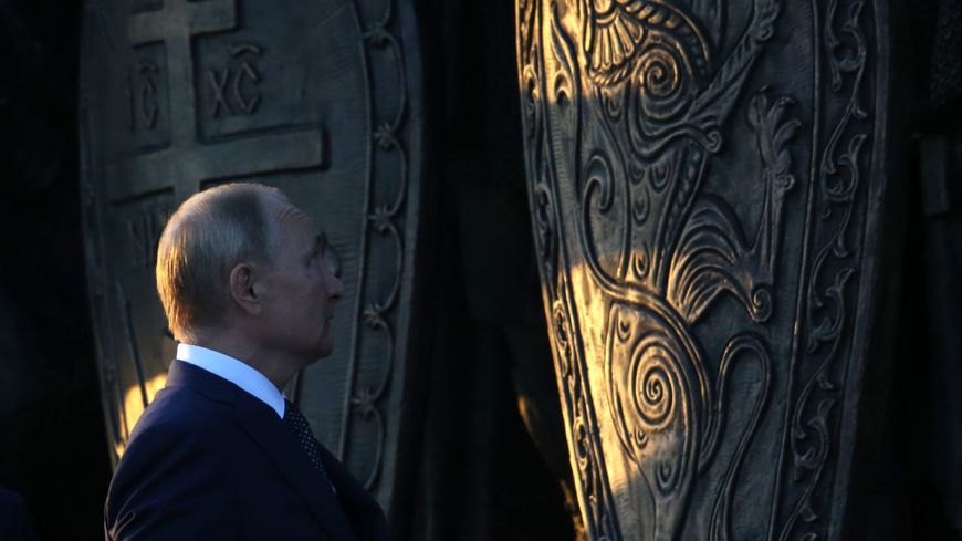 Vladimir Poutine inaugurant la statue du prince Alexandre Nevski aux frontières de l’Europe.