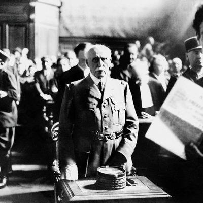Philippe Pétain se tient devant la Haute Cour de justice de Paris lors de son procès, 15 août 1945