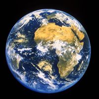 Vue de la planète Terre depuis l'espace qui montre le désert du Sahara et l’Europe
