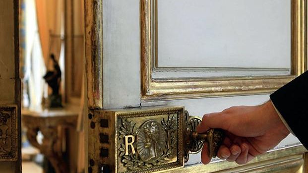 "L'Élysée, visite privée" de la journaliste Julie Marie-Leconte, publié le 3 mars 2022 aux éditions de l'Archipel en partenariat avec franceinfo.