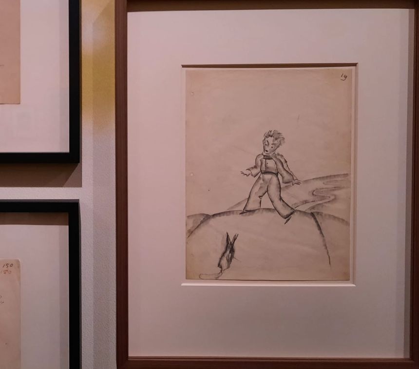 Comme le montrent de nombreux dessins, Antoine de Saint-Exupéry a d’abord imaginé graphiquement un simple compagnon du Petit Prince, un animal proche du chien, avant de parvenir au personnage emblématique du renard.