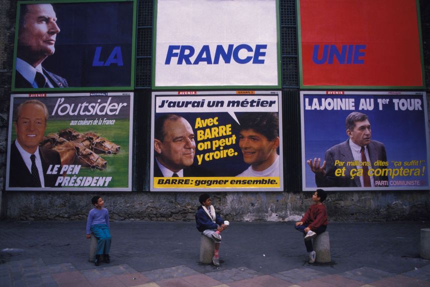 Affiches de François Mitterrand, Jean-Marie Le Pen, Raymond Barre et André Lajoinie lors des élections présidentielles en avril 1988.