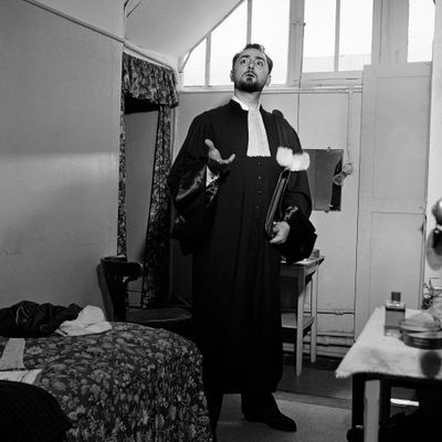 Pierre Brasseur dans les années 1950, incarnant un rôle en robe d'avocat
