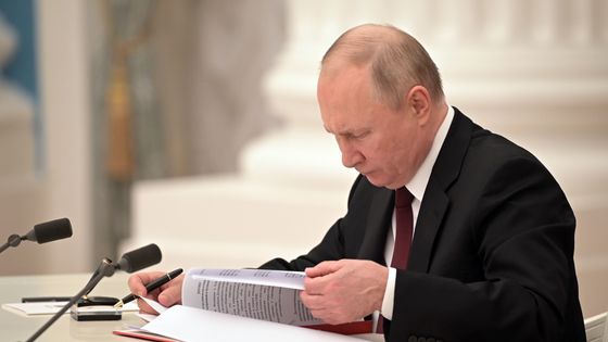 Le président russe Poutine signant des décrets reconnaissant l'indépendance des républiques populaires de Donetsk et de Lougansk le 21 février 2022 à Moscou. ©Getty - Alexei Nikolsky