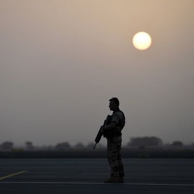 Un soldat de l'opération antiterroriste française Barkhane dans la région du Sahel, à l'aéroport international de Bamako, le 19 février 2016 (archive).