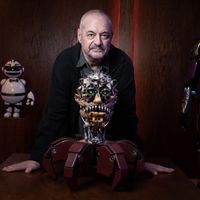 Portrait du réalisateur et scénariste Jean-Pierre Jeunet avec les robots de son film "Big Bug"