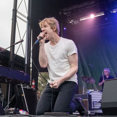 Le chanteur et guitariste Britt Daniel de Spoon en concert le 25 septembre 2021 à Dana point, Califo