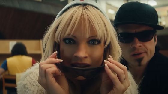 "PAM & TOMMY" : capture écran de la Bande Annonce VF - Disney +