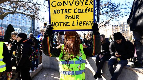 Un manifestant sur la Place d'Italie à Paris, le 12 février 2022. ©AFP - SAMEER AL-DOUMY