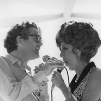 Michel Legrand et Caterina Valente lors d'un show télévisé à Paris dans les années 70
