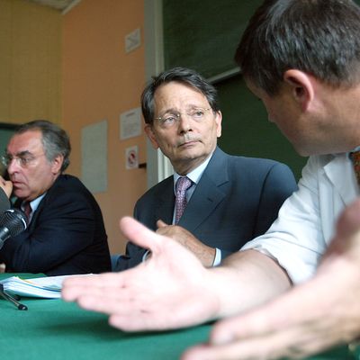 Le ministre de la Santé Jean-François Mattei lors d'une une conférence de presse, le 17 août 2003