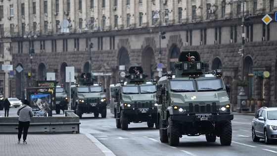 Des blindés de l'armée ukrainienne dans les rues de Kiev ce jeudi 24 février 2022 ©AFP - DANIEL LEAL