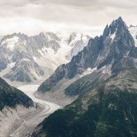 Vue sur le glacier de la Mer De Glace parmi les montagnes du massif du Mont Blanc, Alpes, France.