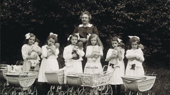 Jeunes filles avec leur professeur, ca. 1910 ©Getty - Imagno / Contributeur