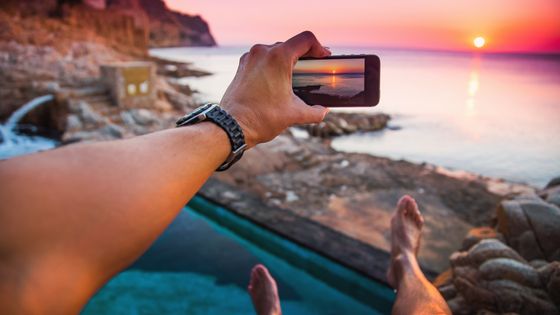 75% des 18-34 ans choisissent leur destination de vacances en fonction des contenus partagés sur les réseaux sociaux selon une étude de l'agence Expédia (2018) ©Getty - Artur Debat