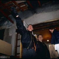 Un des membres du groupe néo-nazi Jeunesses Nationalistes Révolutionnaires fait le salut-nazi lors d’un rassemblement à Vitry-sur-Seine.