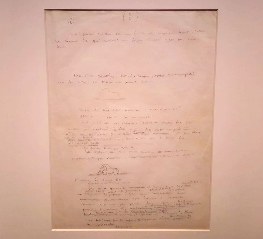 Dès la première page du manuscrit, Antoine de Saint-Exupéry intègre le dessin, "central dans son intention d’écrivain”, pour Alban Cerisier, co-commissaire de l’exposition “A la rencontre du Petit Prince”.