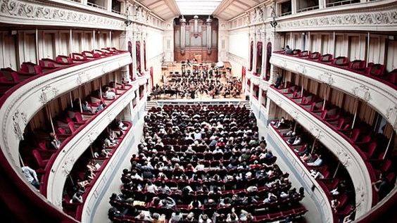 La salle du Conservatoire Royal de Bruxelles va accueillir un spectacle monté par des détenus.