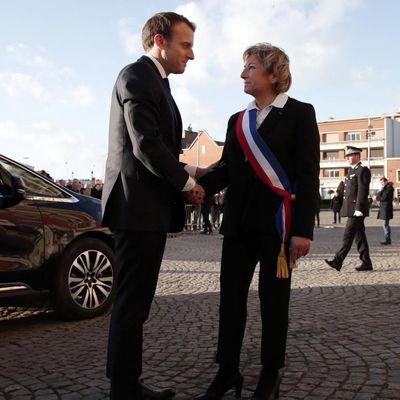 Emmanuel Macron accueilli par la maire de Calais Natacha Bouchart devant l'hôtel de ville de Calais, le 16 janvier 2018.